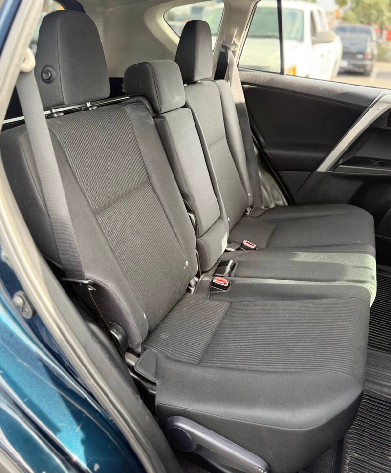 Toyota RAV4 Vehicle Full-screen Gallery Image 12