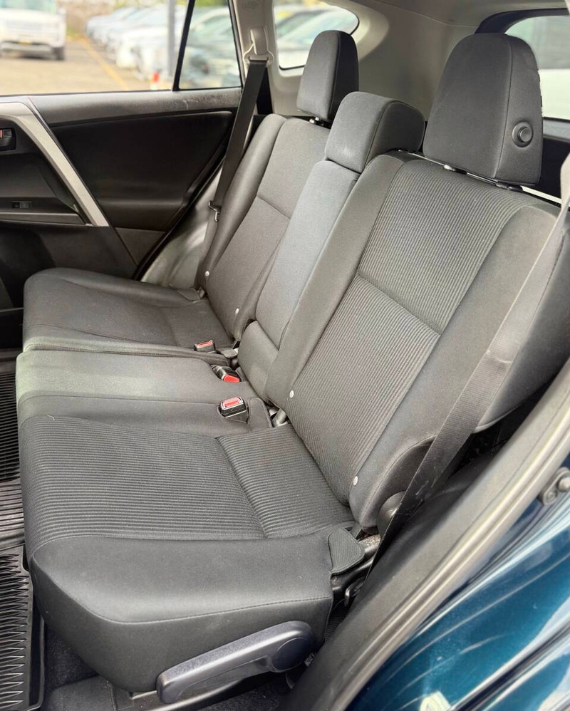 Toyota RAV4 Vehicle Full-screen Gallery Image 15