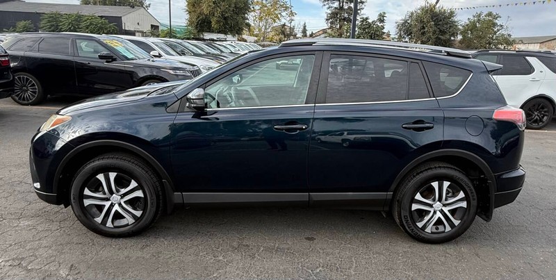 Toyota RAV4 Vehicle Full-screen Gallery Image 16