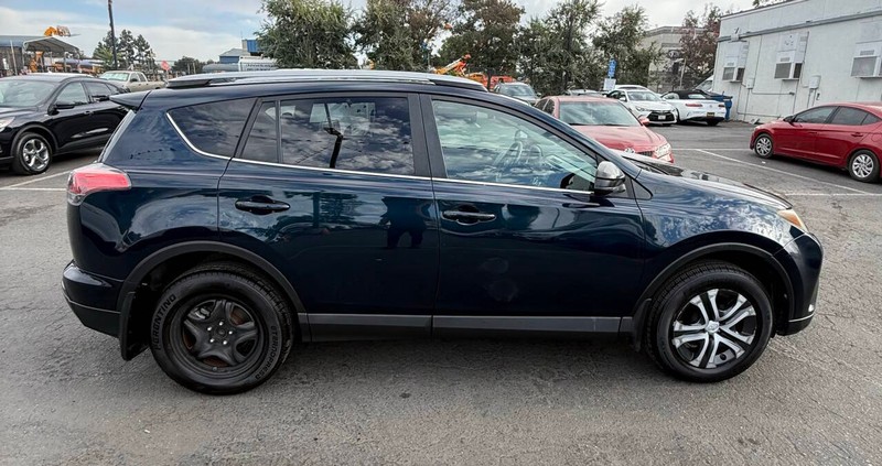 Toyota RAV4 Vehicle Full-screen Gallery Image 18