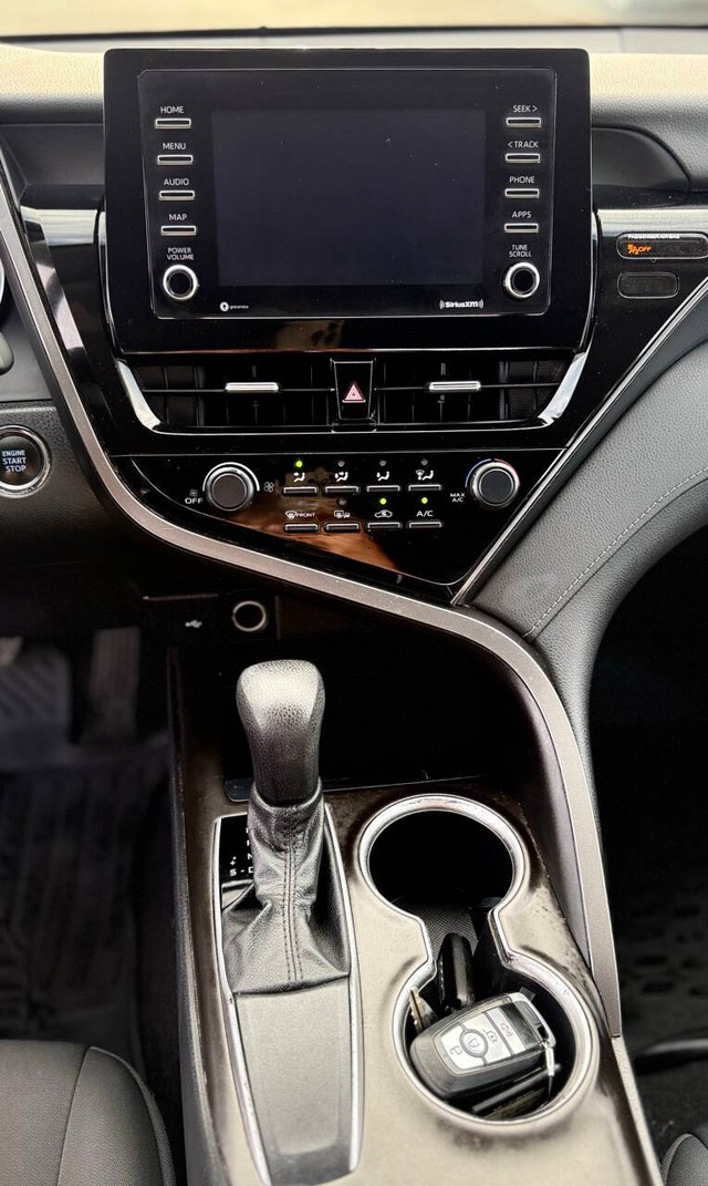 Toyota Camry Vehicle Full-screen Gallery Image 11