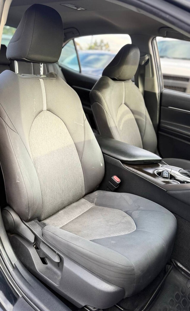 Toyota Camry Vehicle Full-screen Gallery Image 13