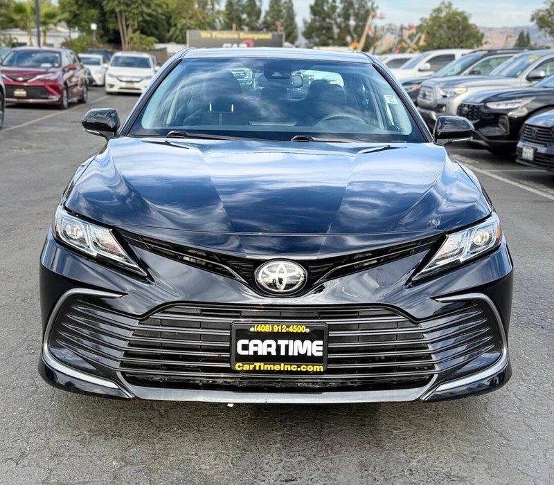 Toyota Camry Vehicle Full-screen Gallery Image 02