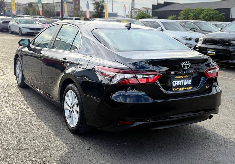 Toyota Camry Vehicle Full-screen Gallery Image 06