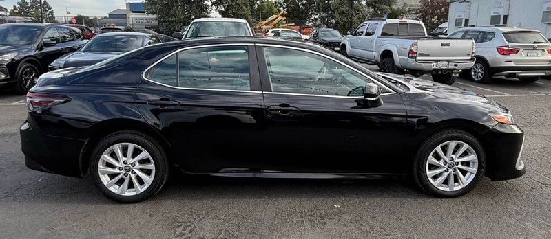 Toyota Camry Vehicle Full-screen Gallery Image 08