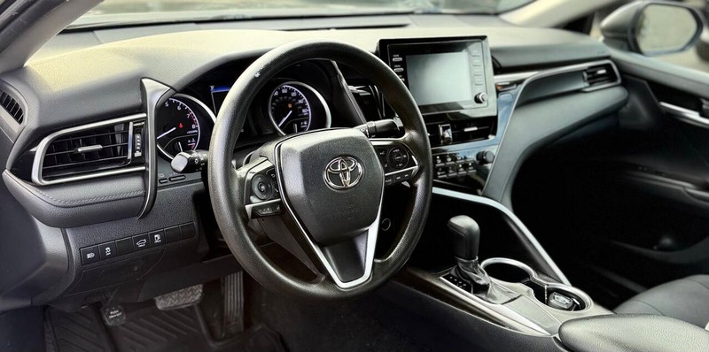 Toyota Camry Vehicle Full-screen Gallery Image 09