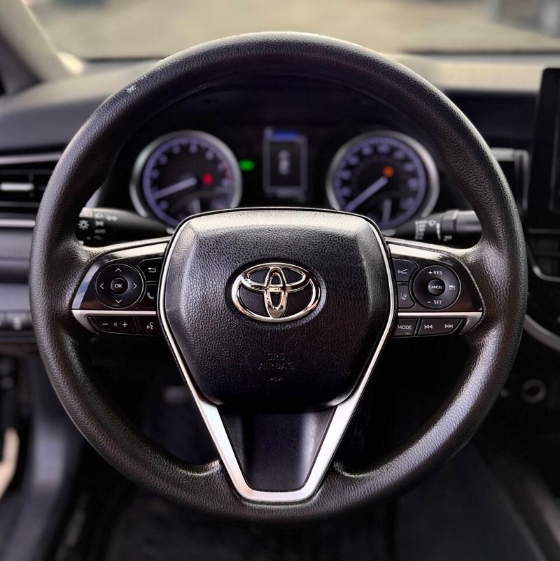 Toyota Camry Vehicle Full-screen Gallery Image 10