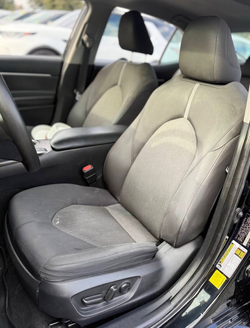 Toyota Camry Vehicle Full-screen Gallery Image 12