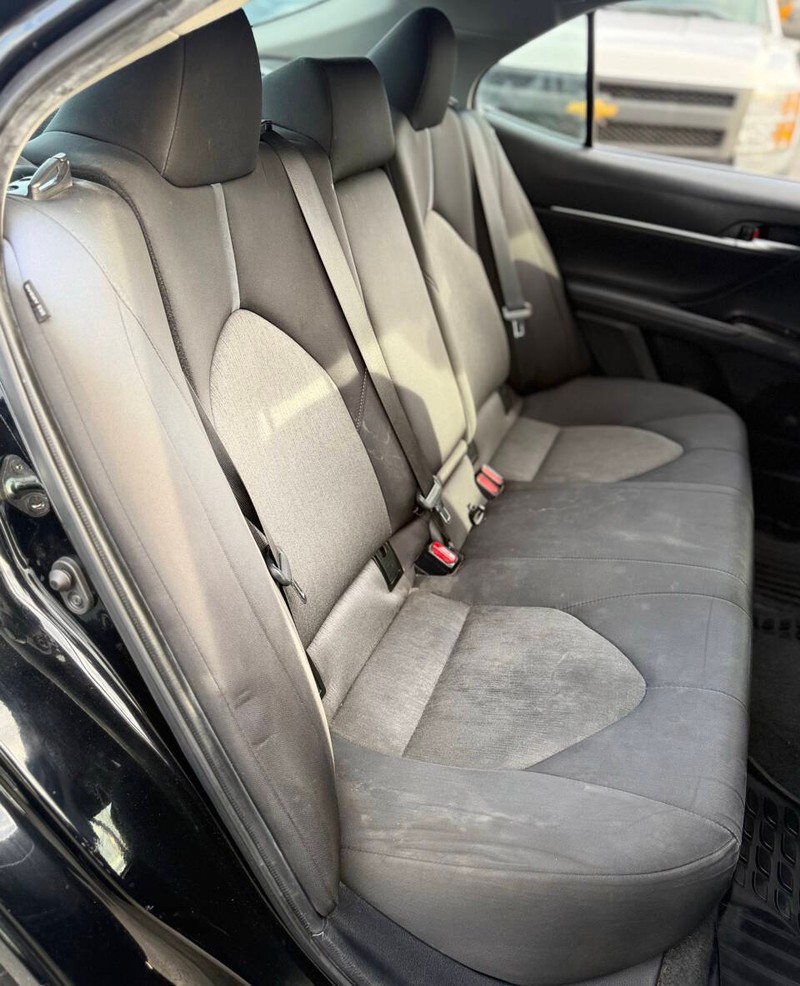Toyota Camry Vehicle Full-screen Gallery Image 14