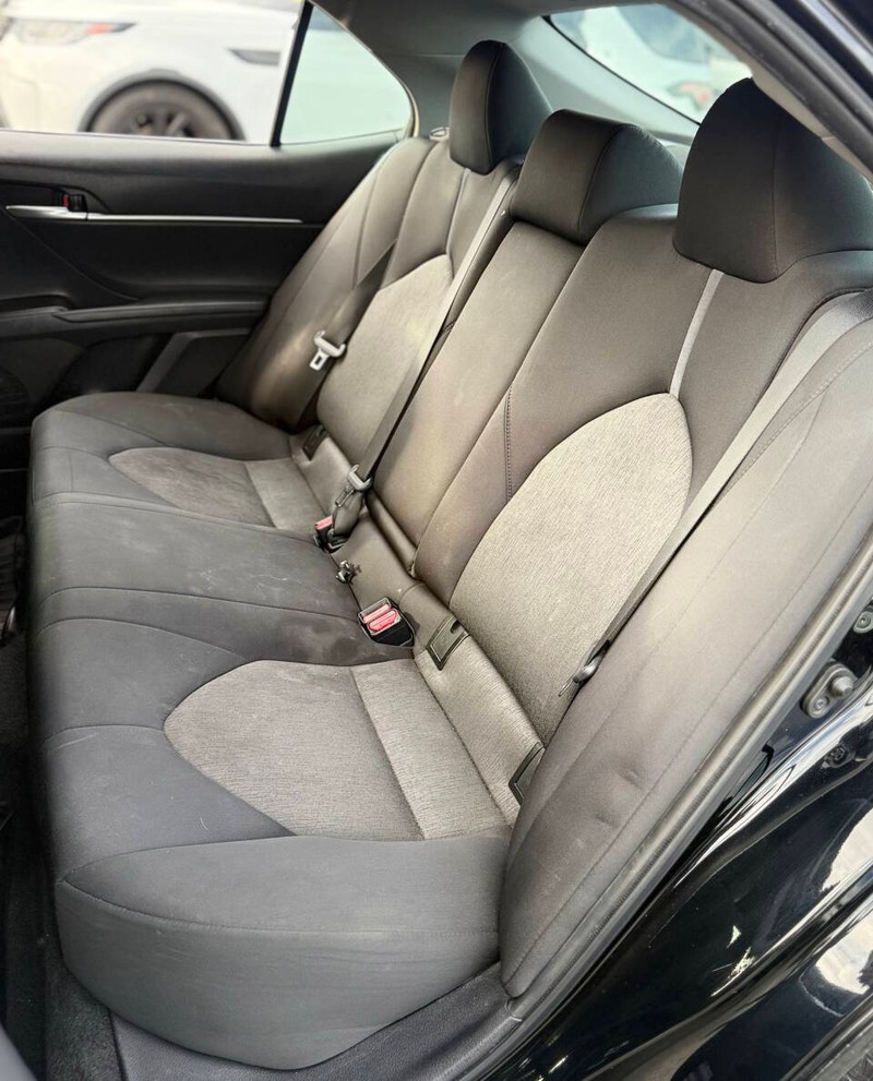 Toyota Camry Vehicle Full-screen Gallery Image 15