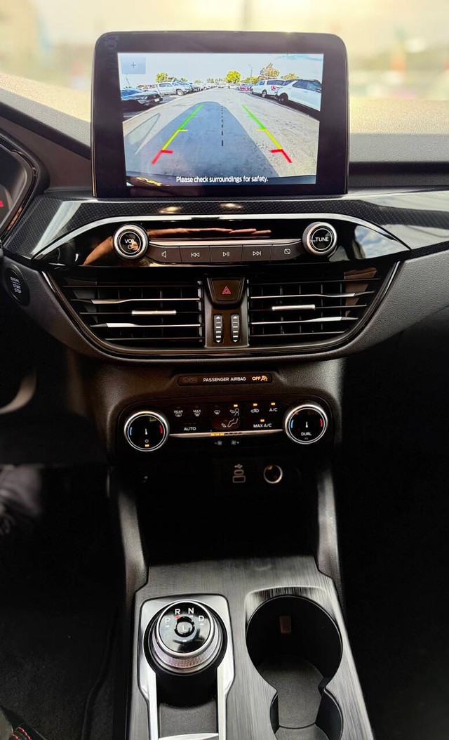 Ford Escape Vehicle Full-screen Gallery Image 11