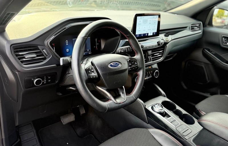 Ford Escape Vehicle Full-screen Gallery Image 09