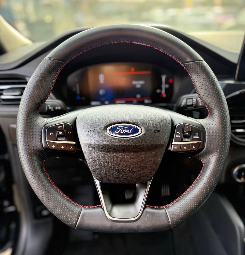 Ford Escape Vehicle Full-screen Gallery Image 10