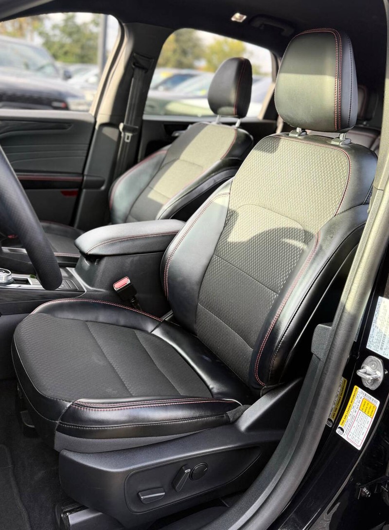Ford Escape Vehicle Full-screen Gallery Image 12