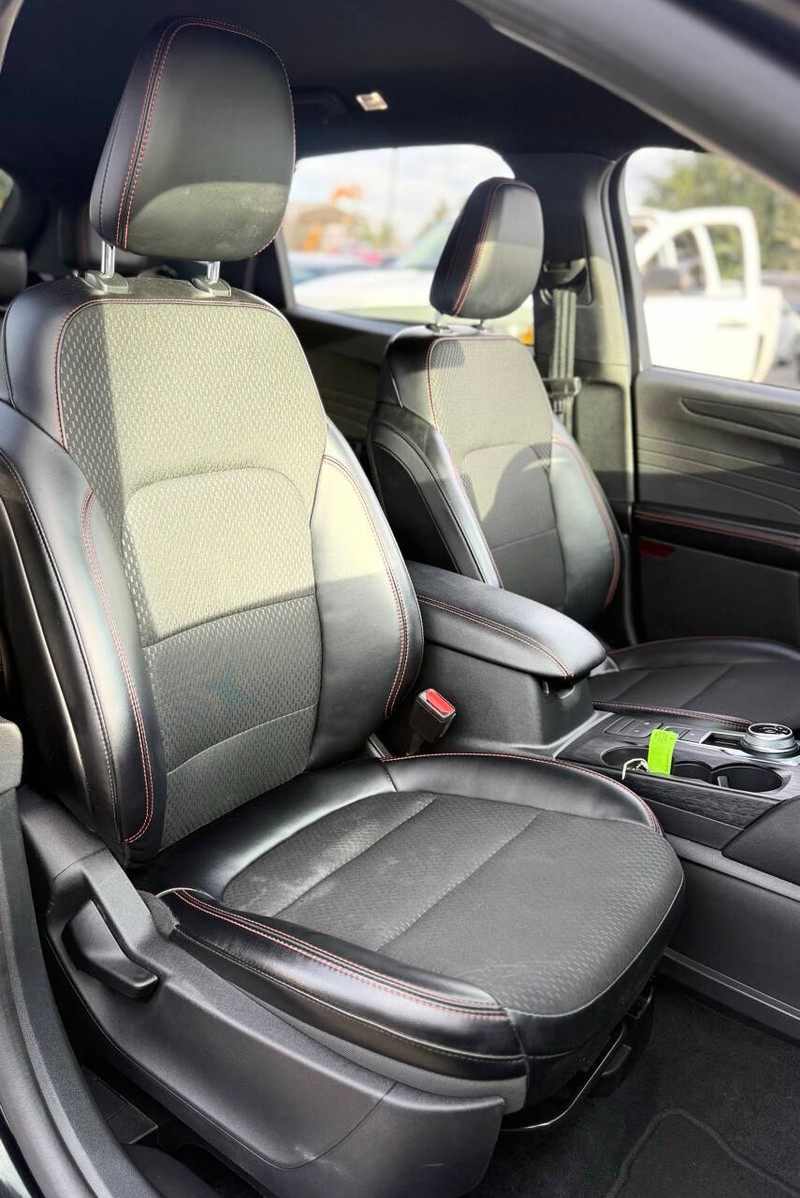 Ford Escape Vehicle Full-screen Gallery Image 13