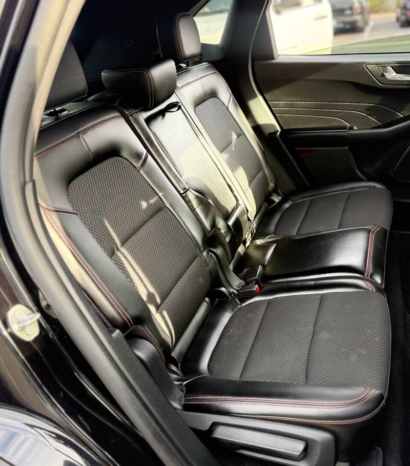 Ford Escape Vehicle Full-screen Gallery Image 14