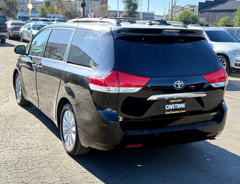 Toyota Sienna Vehicle Full-screen Gallery Image 06
