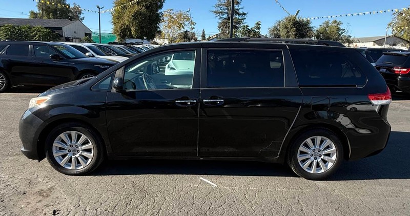 Toyota Sienna Vehicle Full-screen Gallery Image 07