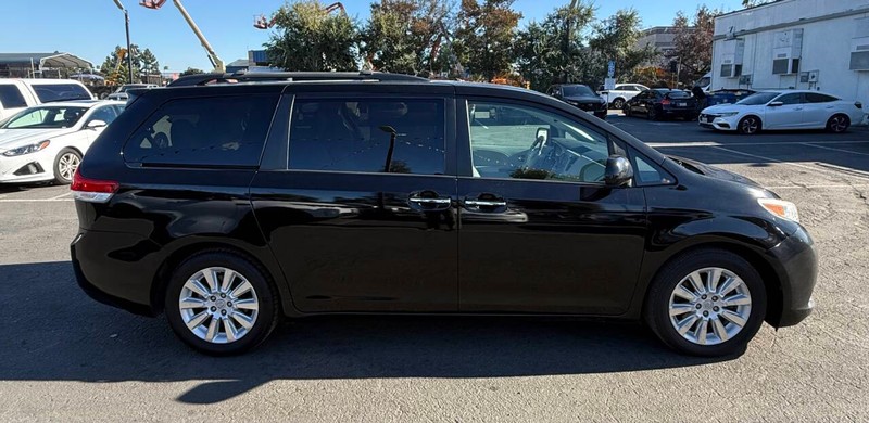 Toyota Sienna Vehicle Full-screen Gallery Image 08