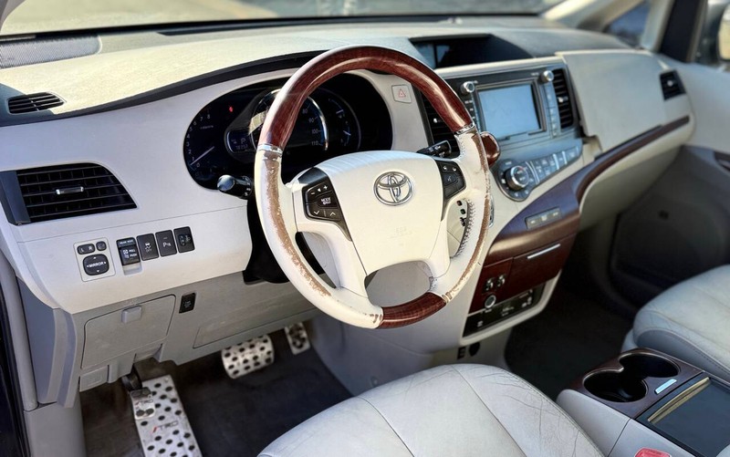 Toyota Sienna Vehicle Full-screen Gallery Image 09