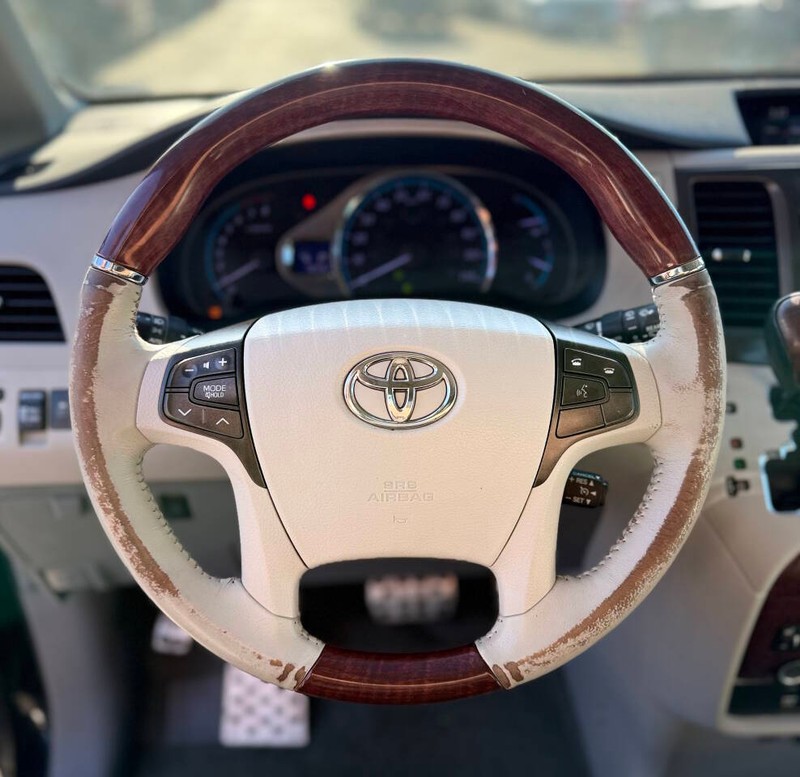 Toyota Sienna Vehicle Full-screen Gallery Image 10