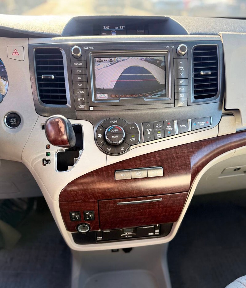 Toyota Sienna Vehicle Full-screen Gallery Image 11