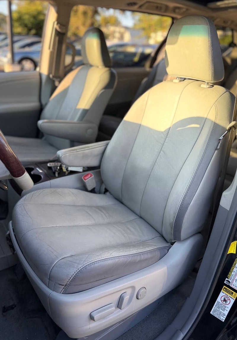 Toyota Sienna Vehicle Full-screen Gallery Image 12