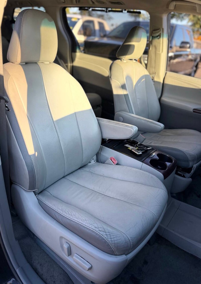 Toyota Sienna Vehicle Full-screen Gallery Image 13