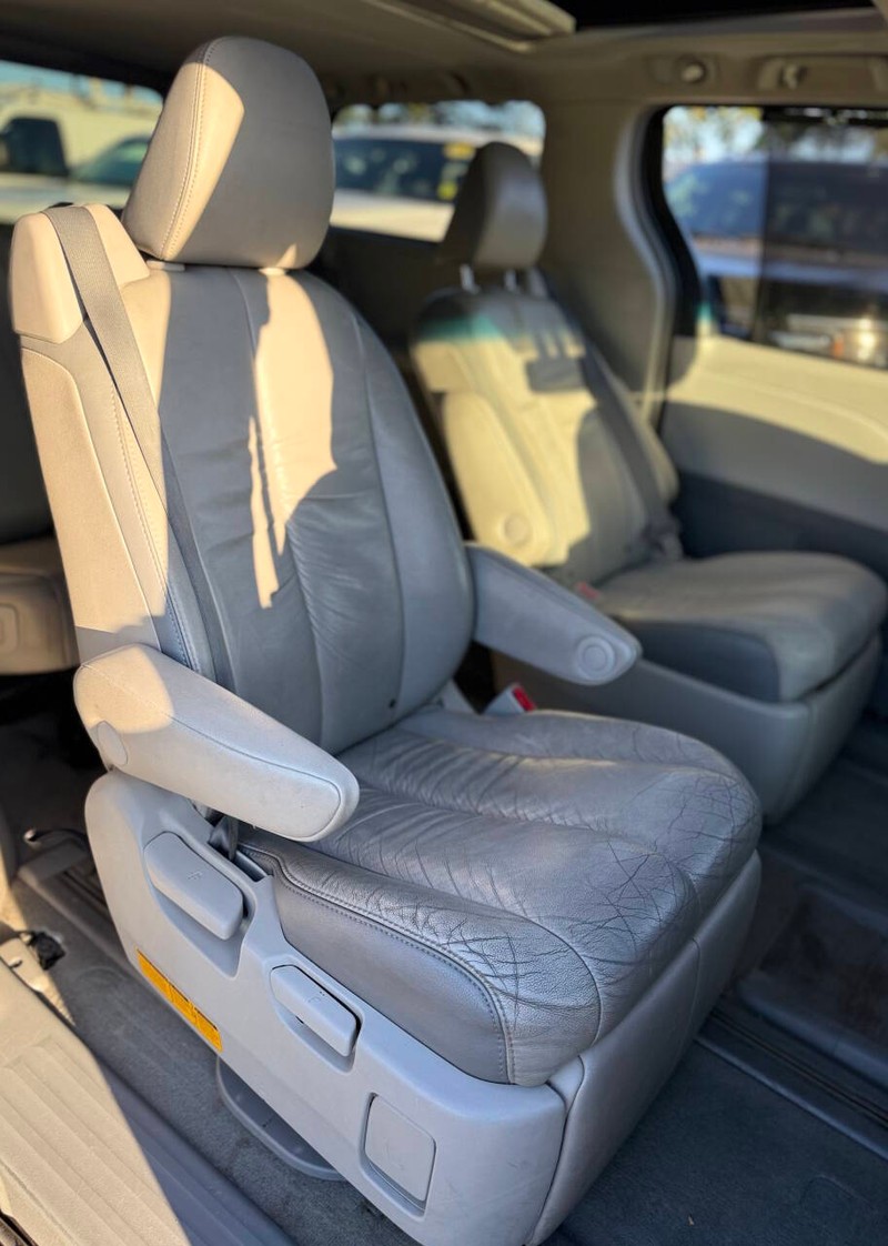Toyota Sienna Vehicle Full-screen Gallery Image 14
