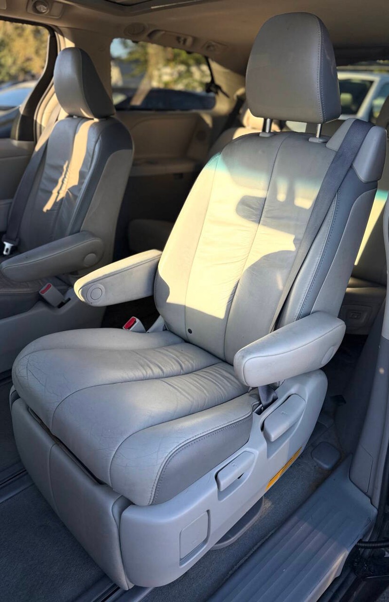 Toyota Sienna Vehicle Full-screen Gallery Image 15