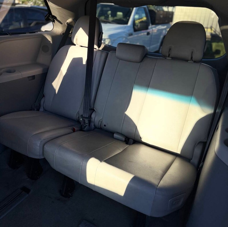 Toyota Sienna Vehicle Full-screen Gallery Image 16
