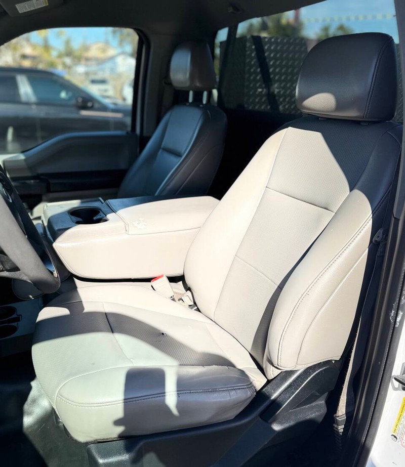 Ford F-150 Vehicle Full-screen Gallery Image 12