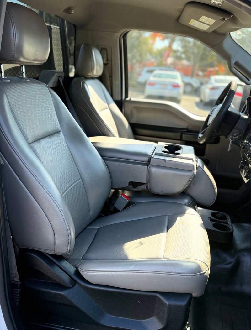 Ford F-150 Vehicle Full-screen Gallery Image 13
