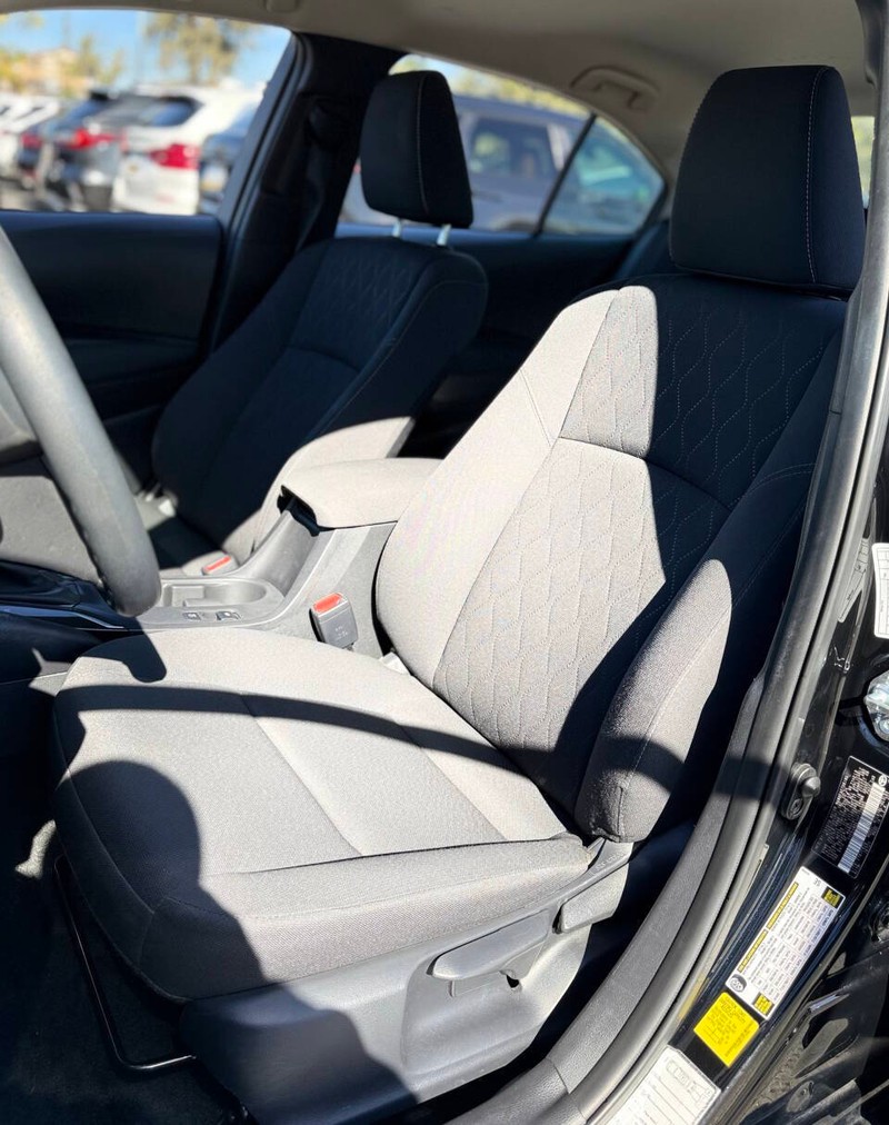 Toyota Corolla Vehicle Full-screen Gallery Image 12