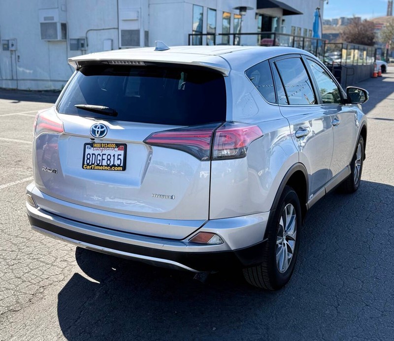 Toyota RAV4 Hybrid Vehicle Full-screen Gallery Image 04