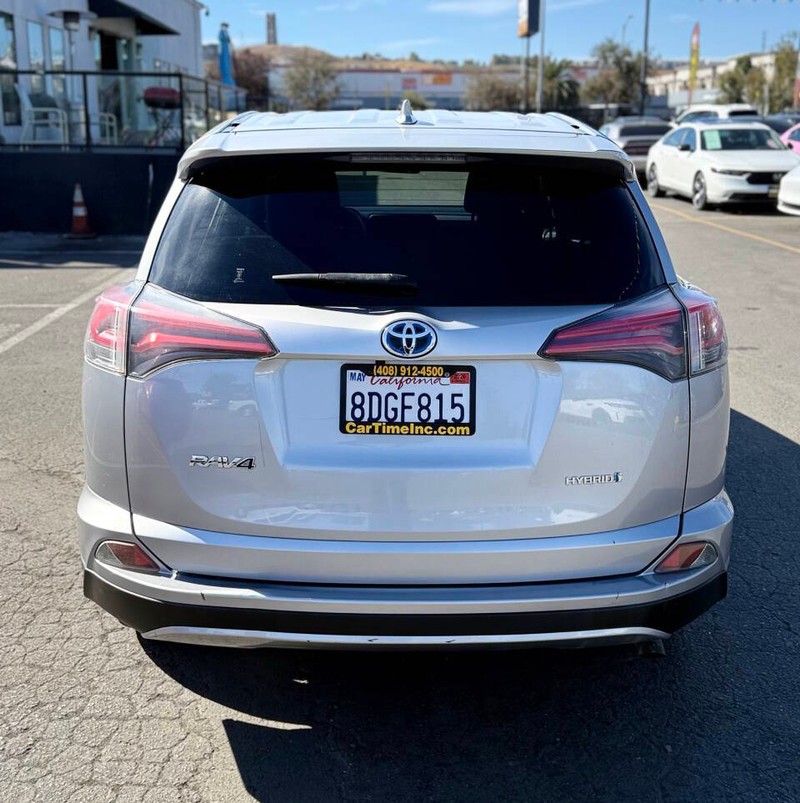 Toyota RAV4 Hybrid Vehicle Full-screen Gallery Image 05