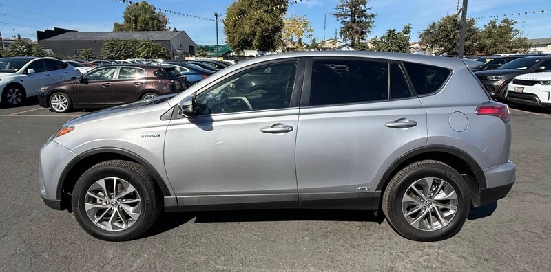 Toyota RAV4 Hybrid Vehicle Full-screen Gallery Image 07