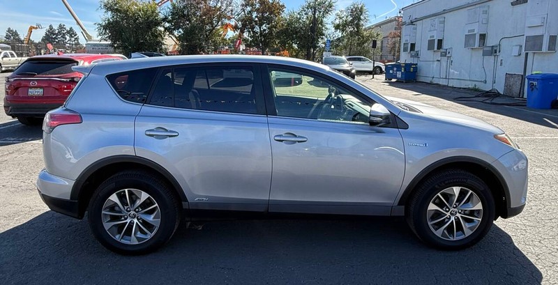 Toyota RAV4 Hybrid Vehicle Full-screen Gallery Image 08