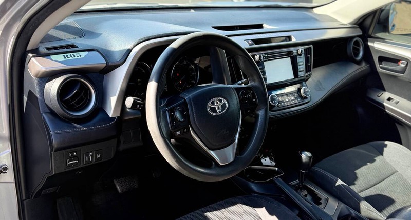 Toyota RAV4 Hybrid Vehicle Full-screen Gallery Image 09