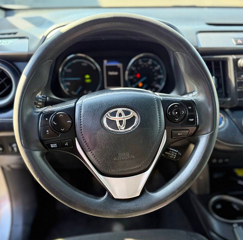 Toyota RAV4 Hybrid Vehicle Full-screen Gallery Image 10