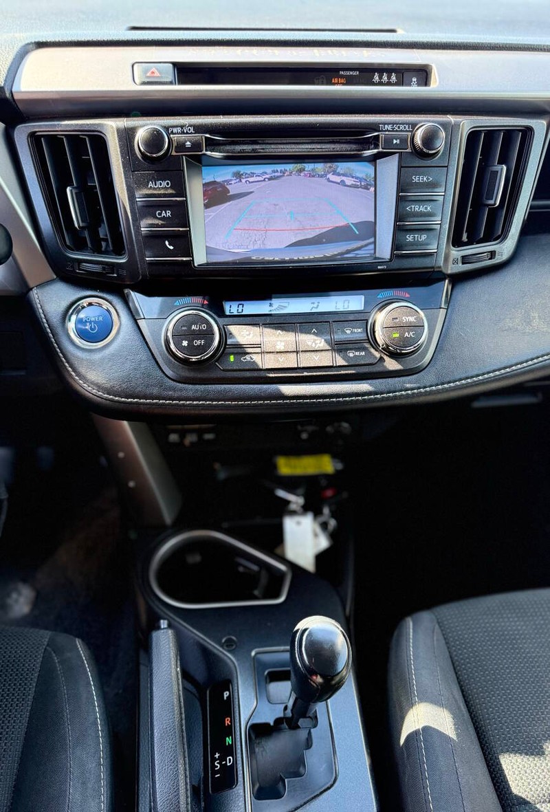 Toyota RAV4 Hybrid Vehicle Full-screen Gallery Image 11