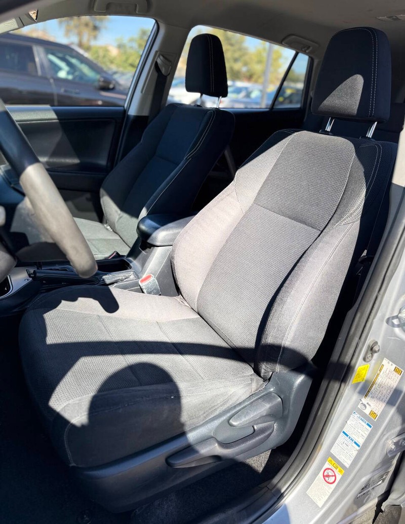 Toyota RAV4 Hybrid Vehicle Full-screen Gallery Image 12