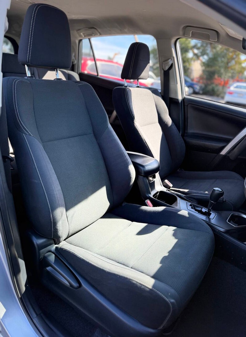 Toyota RAV4 Hybrid Vehicle Full-screen Gallery Image 13