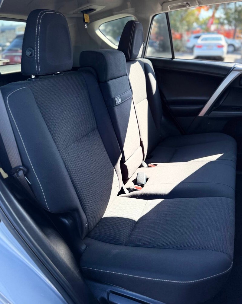 Toyota RAV4 Hybrid Vehicle Full-screen Gallery Image 14