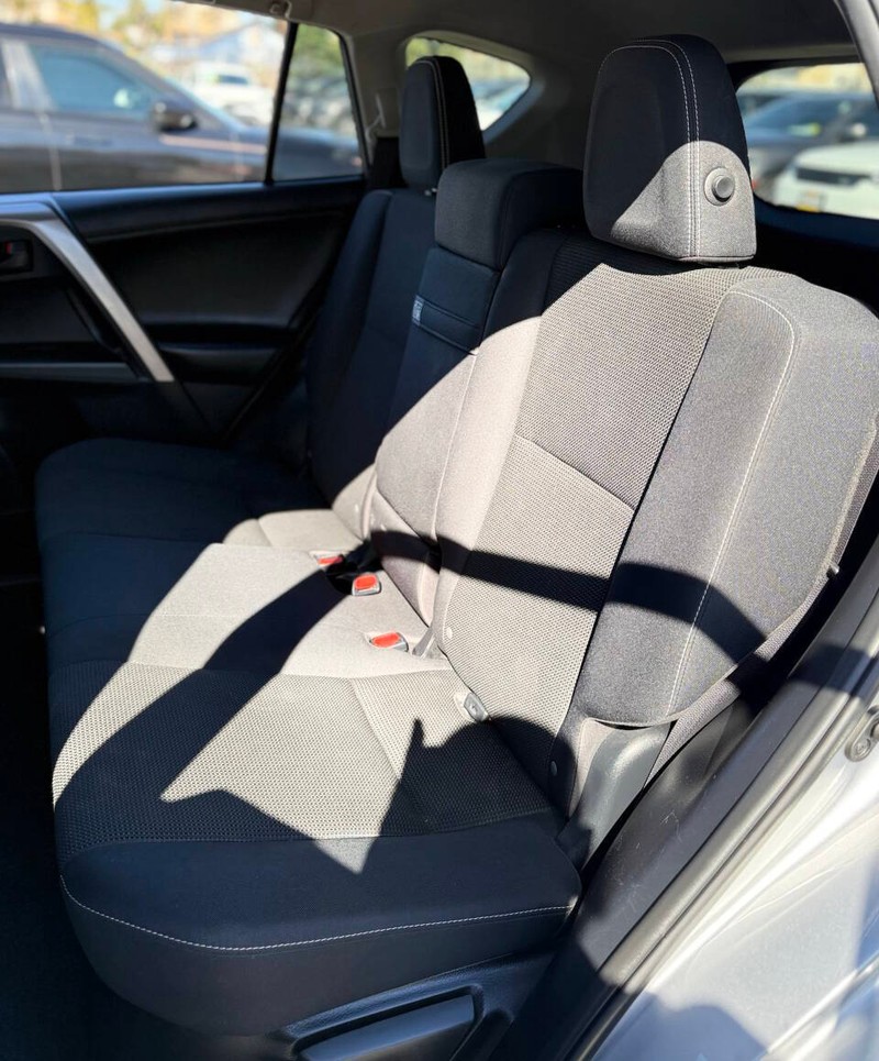 Toyota RAV4 Hybrid Vehicle Full-screen Gallery Image 15