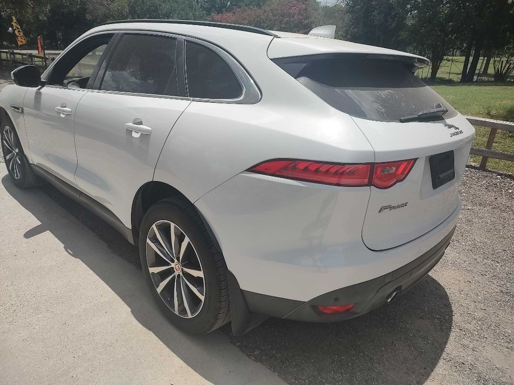 Jaguar F-PACE Vehicle Full-screen Gallery Image 03