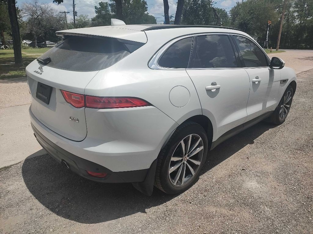 Jaguar F-PACE Vehicle Full-screen Gallery Image 04