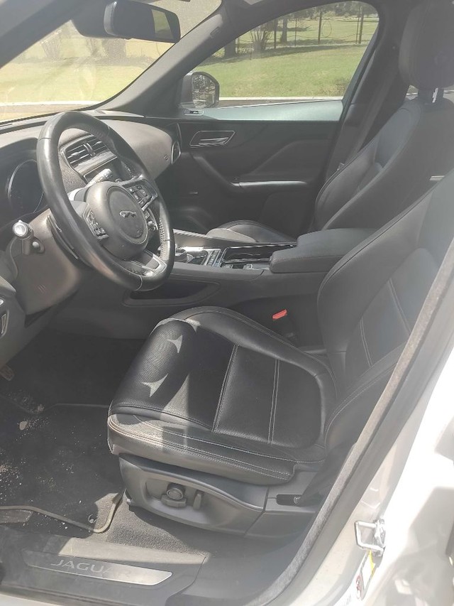 Jaguar F-PACE Vehicle Full-screen Gallery Image 05