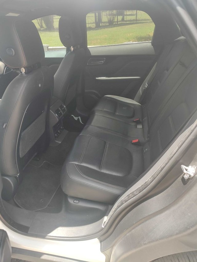 Jaguar F-PACE Vehicle Full-screen Gallery Image 06