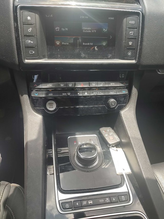 Jaguar F-PACE Vehicle Full-screen Gallery Image 08